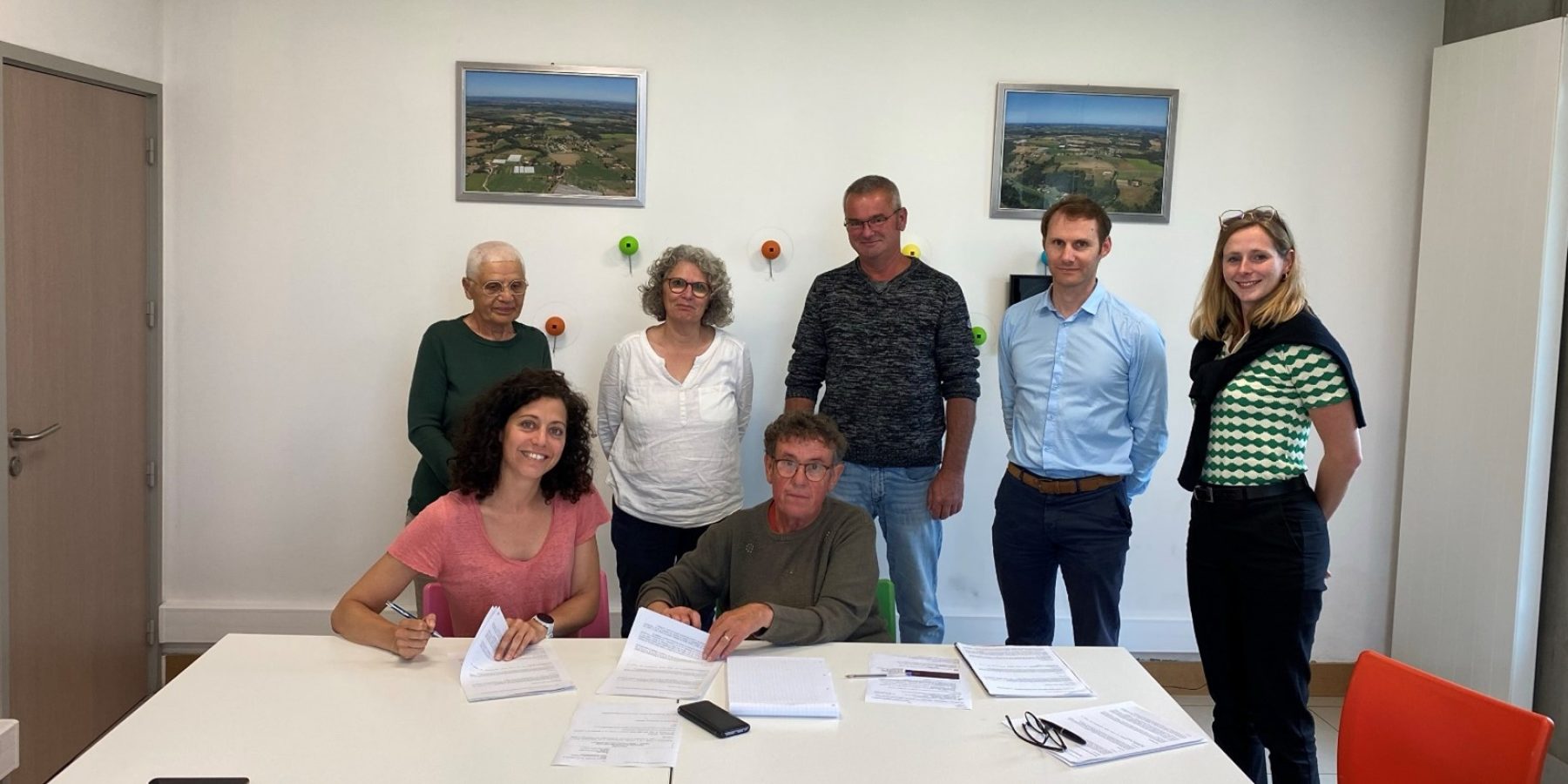 Signature de la promesse de bail en présence de Mme PEDICINI Maria – Directrice de la Prospection foncière chez Urbasolar, Mme TILLOT Claudette – Maire de Montpouillan par intérim, Mme BOUYRELOU Geneviève – adjoint au Maire, Mme BARD Cathy – adjoint au Maire, M BERTO William – adjoint au Maire, M MORLAT Benoit – Chargé d’opérations à la SEM47, Mme LAURENT Valentine – Chargée d’Affaires chez Urbasolar - Crédit Photo : Urbasolar