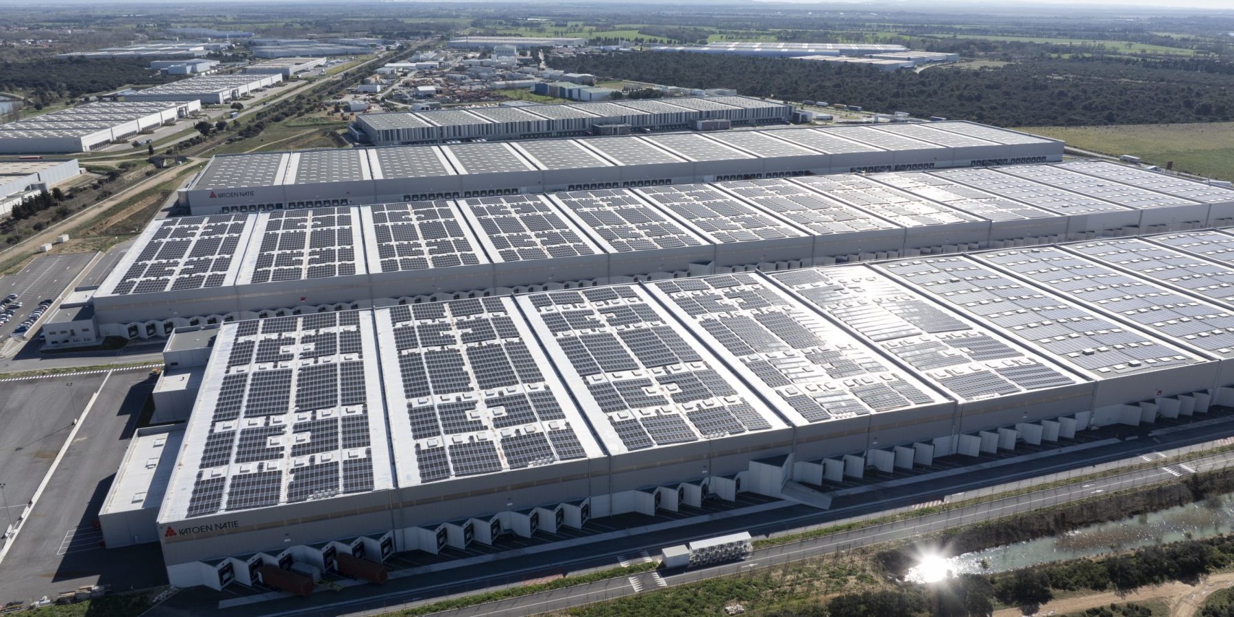 centrale en toiture Katoen Natie France, Bouche-du-Rhône (13), Saint Martin de Crau, Kaoten Natie, centrale solaire sur toiture de plateforme logistique réalisée par Urbasolar